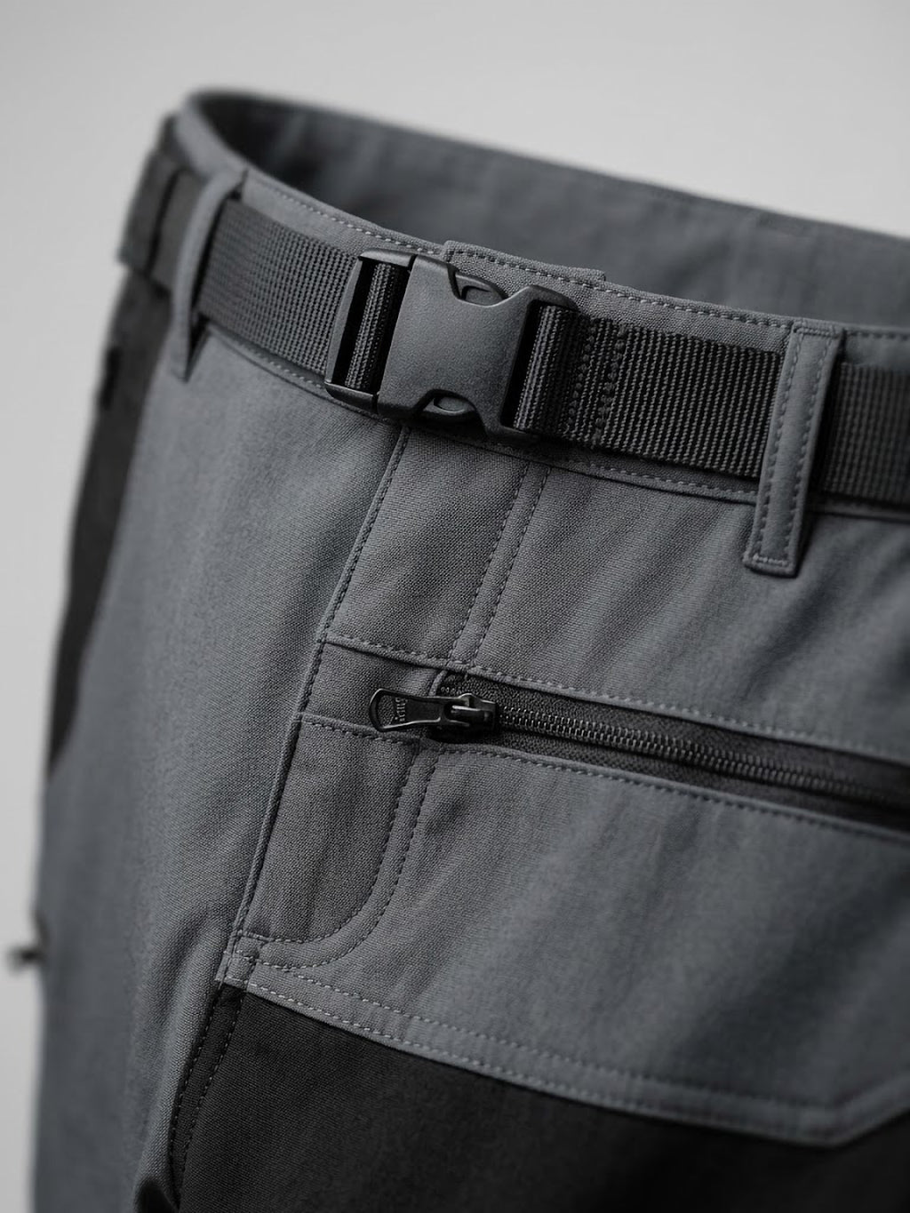 Pantalón Hombre Tallas Grandes Trekking Gris y Negro con Cinturón Koyote