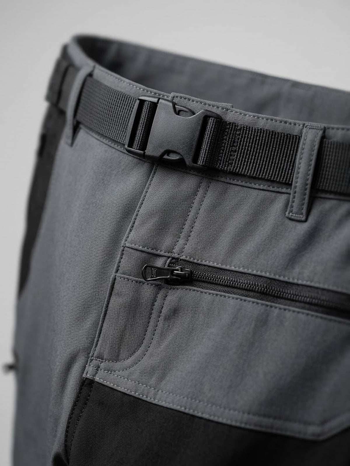 Pantalón Hombre Tallas Grandes Trekking Gris y Negro con Cinturón Koyote